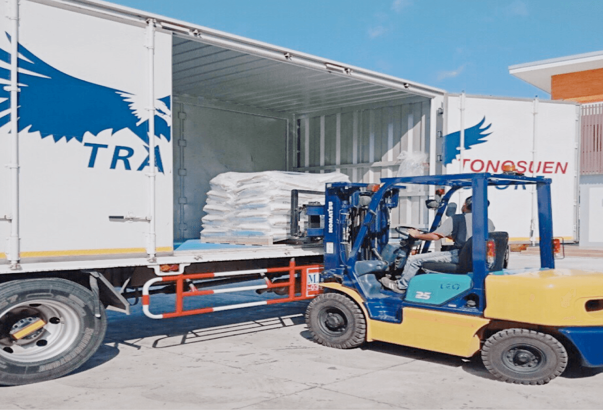 Loading product to truck (โกดังหนองจอก)